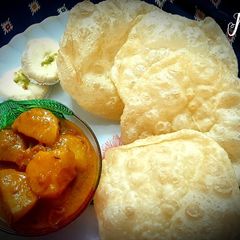 Loochi(Puri) with potol ER dalna(pointed gourd curry) A picture of Loochi(Puri) with potol ER dalna(pointed gourd curry).