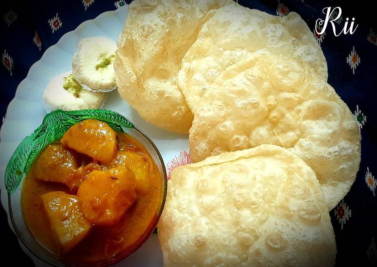 Loochi(Puri) with potol ER dalna(pointed gourd curry)