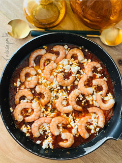 Una foto de Langostinos estilo griego 🦐 🍅 🧅 🧀