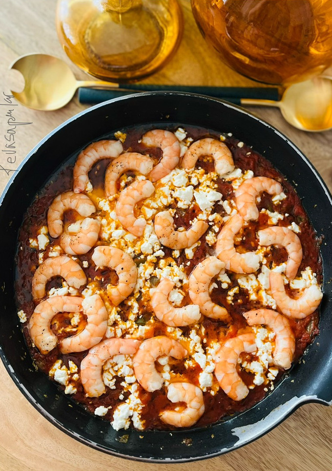Una foto de Langostinos estilo griego 🦐 🍅 🧅 🧀