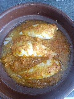 Una foto de Calamares rellenos con salsa de naranja y curry a lo tikka masala