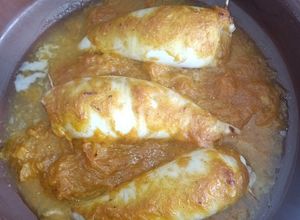 Una foto de Calamares rellenos con salsa de naranja y curry a lo tikka masala