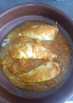 Una foto de Calamares rellenos con salsa de naranja y curry a lo tikka masala