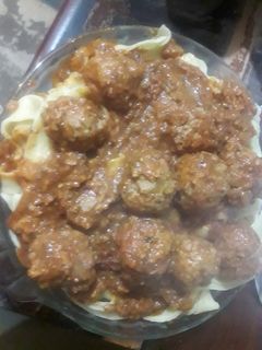 Una foto de Fideos caseros con tuco y albóndigas