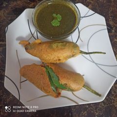 A picture of Stuffed green chilli pakore with chutney.