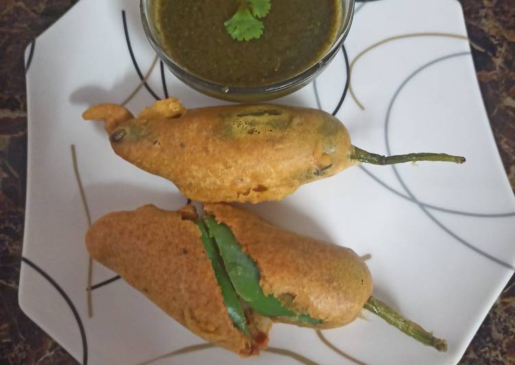 Stuffed green chilli pakore with chutney