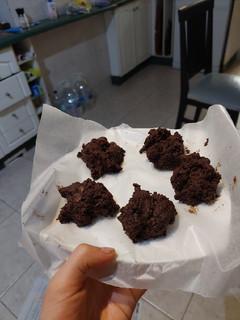 Una foto de Bolitas de brownie keto