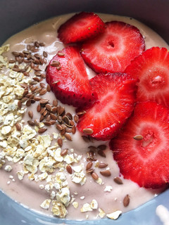 Una foto de Bowl Smoothie cremoso de plátano y fresa 🍓 🍌