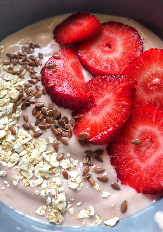 Una foto de Bowl Smoothie cremoso de plátano y fresa 🍓 🍌