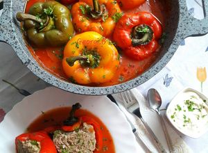 O poză a rețetei Ardei umpluți cu carne în sos tomat.