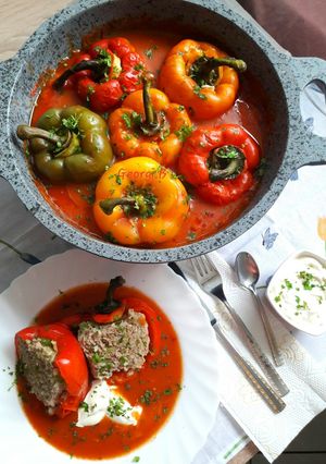 O poză a rețetei Ardei umpluți cu carne în sos tomat.