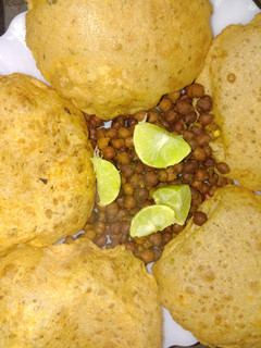 देसी काले चने और पूरी (Desi kale chane aur puri recipe in Hindi) रेसिपी मुख्य फोटो