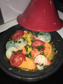 Una foto de Tajine de pollo con verduras