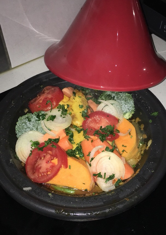 Una foto de Tajine de pollo con verduras