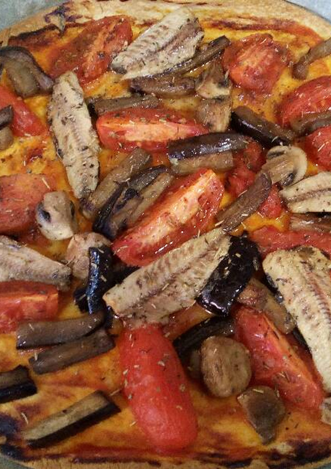 Una foto de Coca de escalivada y sardinas