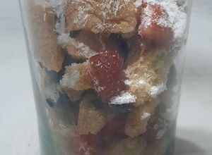 Una foto de Trifle con frutillas, dulce de leche, vainillas y arándanos