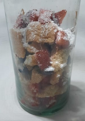 Una foto de Trifle con frutillas, dulce de leche, vainillas y arándanos