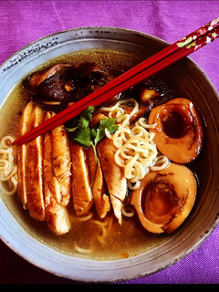 Una foto de Ramen miso de pollo y shiitake