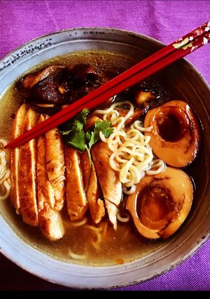 Una foto de Ramen miso de pollo y shiitake