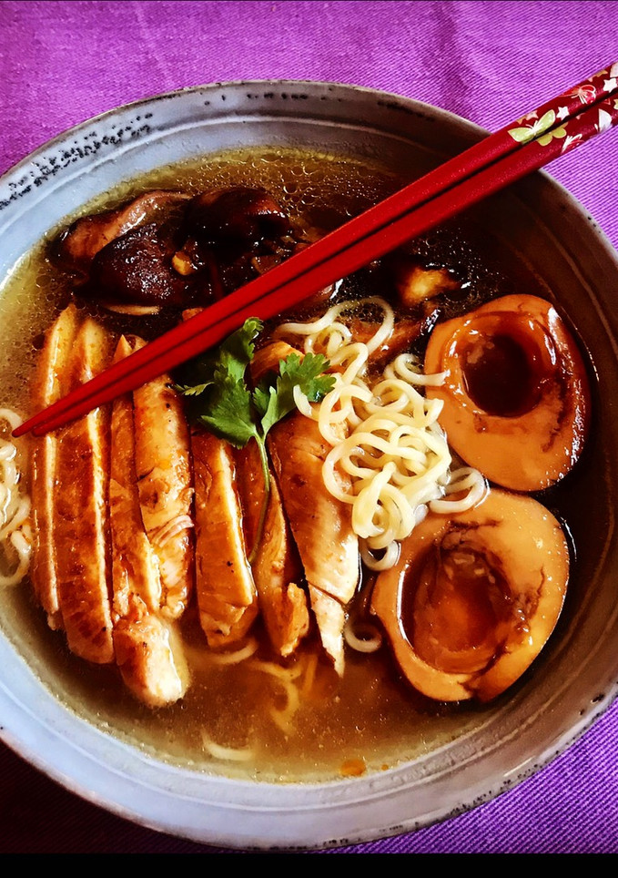 Una foto de Ramen miso de pollo y shiitake