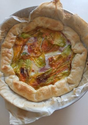 Foto di Torta salata con fiori di zucca
