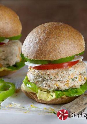 Φωτογραφία της συνταγής Burger με κιμά από κοτόπουλο και σως με κάρυ