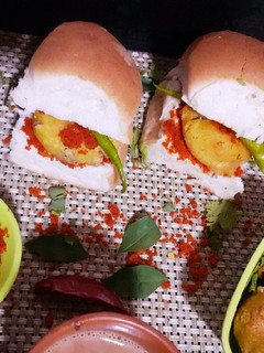 वडा पाव (vada pav recipe in hindi) रेसिपी मुख्य फोटो