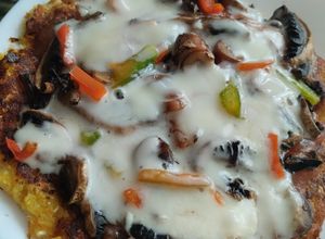 Una foto de Pizza de champiñones y pimientos con masa de zanahoria y coliflor🍕🧀🍳🥕🍄‍🟫🫑