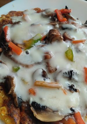 Una foto de Pizza de champiñones y pimientos con masa de zanahoria y coliflor🍕🧀🍳🥕🍄‍🟫🫑