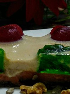 Una foto de Flan tres leches y arequipe con corazones de frambuesa💕