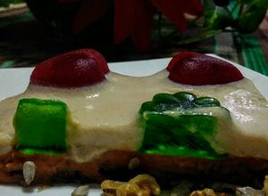 Una foto de Flan tres leches y arequipe con corazones de frambuesa💕