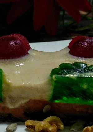Una foto de Flan tres leches y arequipe con corazones de frambuesa💕