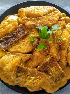 Una foto de Bacalao skrei en salsa de queso y pimiento