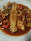 Lubina con gambas y almejas en salsa