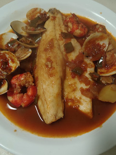Una foto de Lubina con gambas y almejas en salsa