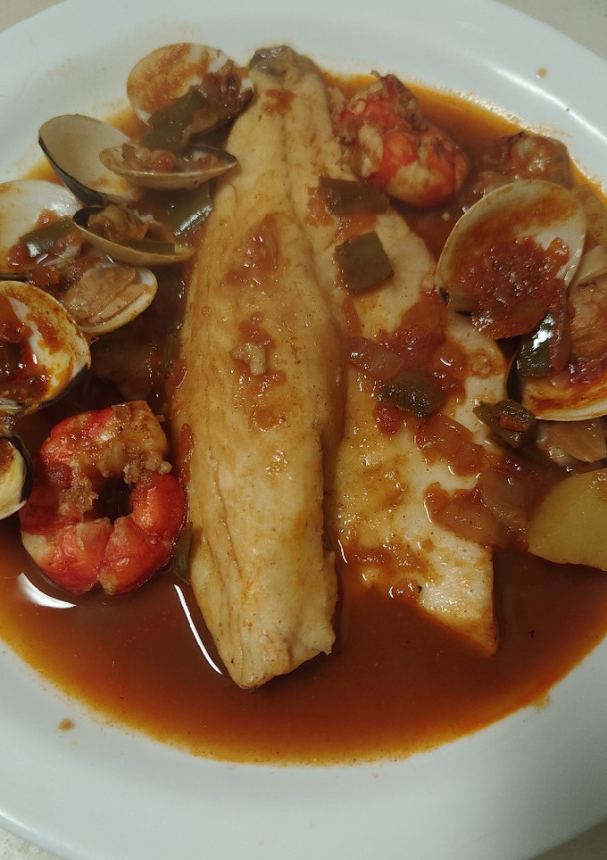 Una foto de Lubina con gambas y almejas en salsa