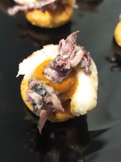 Una foto de Puntillitas con salsa de pimientos asados y gambas