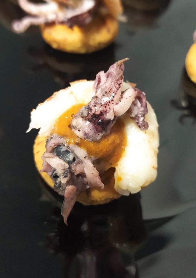 Una foto de Puntillitas con salsa de pimientos asados y gambas