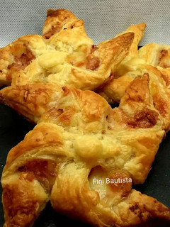 Una foto de Hojaldre molinillos de paté y queso
