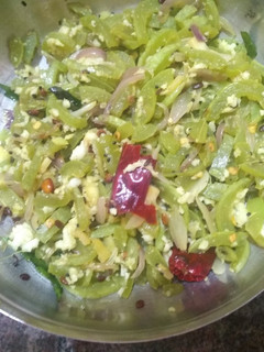புடலங்காய் பொரியல்(Pudalankaai poriyal recipe in tamil) செய்முறை முக்கிய புகைப்படம்