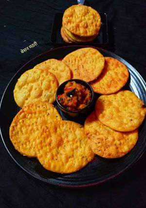 बेसन मठरी (Besan Mathri recipe in hindi) रेसिपी मुख्य फोटो