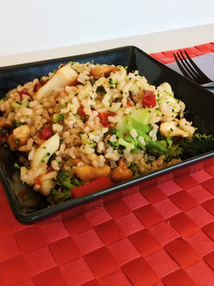 Una foto de Arroz integral con potón y brócoli