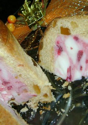 Una foto de Pan dulce relleno con helado