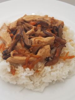 Фото Филе индейки с грибами в устричном соусе с рисом и овощами.