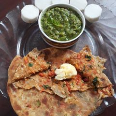 A picture of Gajar Gobhi Khasta Parantha.
