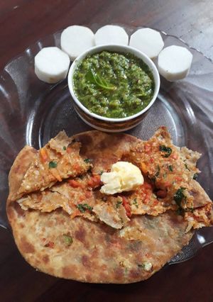 A picture of Gajar Gobhi Khasta Parantha.