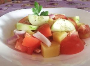 Foto di Insalata di Pomodoro con Patate Bollite, Cetrioli e Cipolla di Tropea