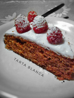 Una foto de Tarta blanca con frutos rojos
