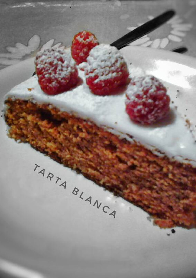 Una foto de Tarta blanca con frutos rojos