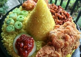 Nasi kuning tumpeng mini